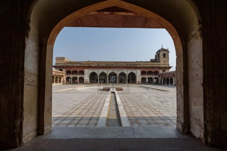 Téléchargez les photos : Faade Vue de Sheesh Mahal à travers son arche à Lahore Pakistan - en image libre de droit