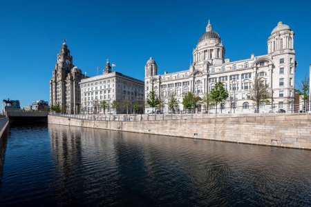 Foto de Three Graces, buildings on Liverpool's waterfront at daytime, UK. Liverpool, in North West England, - Imagen libre de derechos