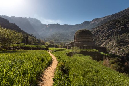 Foto de Route  to the Buddhist stupa in Swat Valley, Pakistan - Imagen libre de derechos
