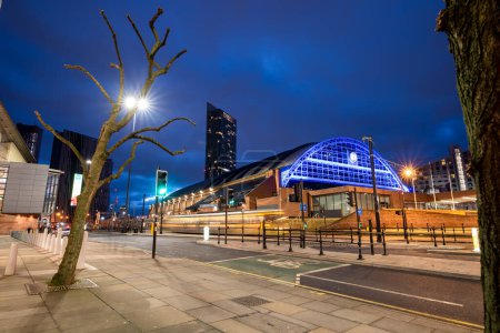 Téléchargez les photos : Night view of Manchester Central convention complex exhibition and conference centre and Beetham Tower Manchester England UK - en image libre de droit