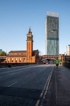 Foto de Roadway to Castle field Congregational Chapel with Beetham tower  in background at Manchester UK - Imagen libre de derechos