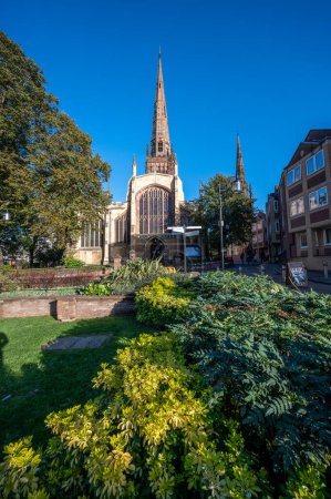 Foto de Chapter House Catedral con jardín en su frente en Coventry Inglaterra Reino Unido - Imagen libre de derechos