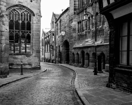 Foto de Imagen en blanco y negro del histórico guildhall y lugar del evento con arte monumental y arquitectura de la época medieval, Inglaterra - Imagen libre de derechos