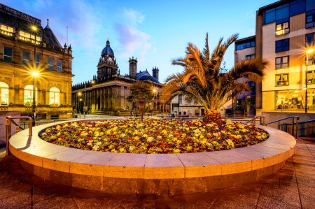 Foto de Gran Bretaña en flor y el Ayuntamiento de Leeds, West Yorkshire, Inglaterra
. - Imagen libre de derechos