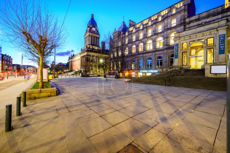 Foto de El Ayuntamiento de Leeds es un edificio de grado I, convenientemente ubicado en el centro de Leeds, junto a la Biblioteca Central de Leeds y la Galería de Arte de la Ciudad de Leeds.. - Imagen libre de derechos