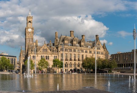 Téléchargez les photos : Bradford hôtel de ville dans City Park une ville dans l'ouest Yorkshire d'Englan - en image libre de droit