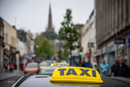 Téléchargez les photos : Taxi sur un itinéraire achalandé de Devon ville Royaume-Uni - en image libre de droit