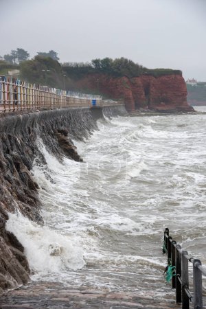 Téléchargez les photos : Eau jaillissante au bord de la mer du Devon UK - en image libre de droit