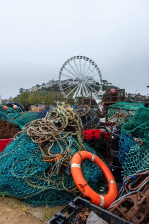 Téléchargez les photos : Vue du filet de pêche emmêlé, des cordes, des tubes et de la grande roue en arrière-plan, Royaume-Uni - en image libre de droit