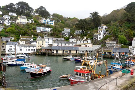Téléchargez les photos : Vue sur le joli village de pêcheurs cornique historique de Polpero avec le port, les bateaux de pêche et les chalets de pêcheurs dans le Devon Royaume-Uni - en image libre de droit