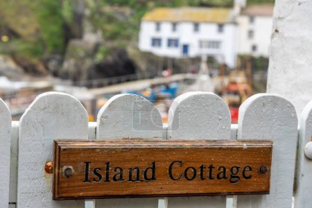 Téléchargez les photos : Island Cottage plaque vissée sur une clôture en bois blanc à Cornwall Polpero UK - en image libre de droit