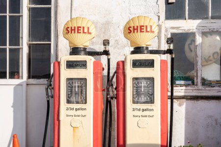 Téléchargez les photos : CORNWALL, ANGLETERRE-MAI 04,2015-Distributeur de carburant jumeau avec logo Shell à Cornwall au Royaume-Uni - en image libre de droit