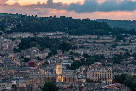 Foto de Vista aérea de Bath City con la Iglesia de San Pablo iluminada en el centro de Bath, Reino Unido - Imagen libre de derechos