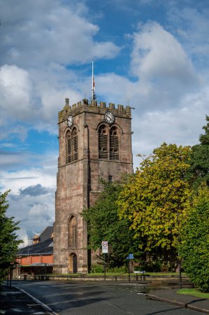 Téléchargez les photos : Église St Mary de style forteresse à Leigh Royaume-Uni - en image libre de droit