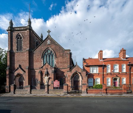 Téléchargez les photos : Une grande église de ville des années 1920, construite en brique rouge de style gothique à Leigh, Royaume-Uni - en image libre de droit