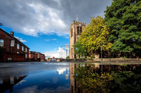 Téléchargez les photos : Vue de l'église St Mary et de la place de Leigh sous un ciel nuageux, Royaume-Uni - en image libre de droit