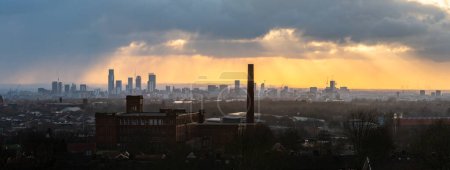 Téléchargez les photos : Vue aérienne de la ville de Manchester au Royaume-Uni le soir - en image libre de droit