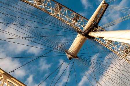 Téléchargez les photos : Vue à angle bas de l'oeil de Londres contre le ciel bleu pendant la journée ensoleillée - en image libre de droit
