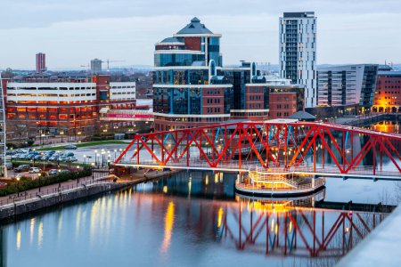 Téléchargez les photos : Pont en fer rouge à Salford Quays, Manchester, Angleterre
. - en image libre de droit