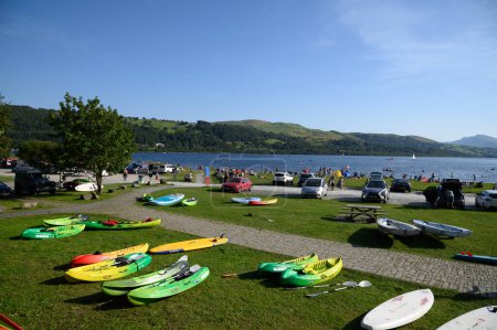 Foto de Aug 24, 2019: kayaks con gente en Bala Lake, Gales - Imagen libre de derechos