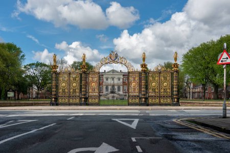 Téléchargez les photos : Les Golden Gates sont fièrement situées à l'extérieur de la mairie de Warrington depuis plus d'un siècle
. - en image libre de droit
