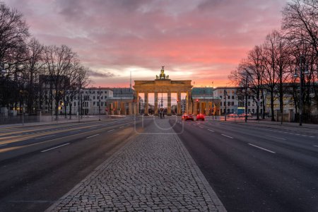 Téléchargez les photos : Porte de Brandebourg a été construit sur le site d'une ancienne porte de la ville qui a marqué le début de la route de Berlin à la ville de Brandebourg an der Havel - en image libre de droit