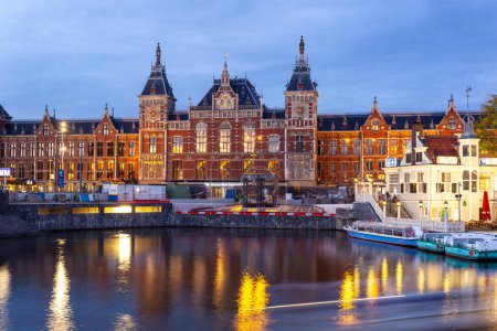 Téléchargez les photos : Amsterdam, Pays-Bas, le 1er septembre 2014 - Gare centrale d'Amsterdam, Pays-Bas - en image libre de droit