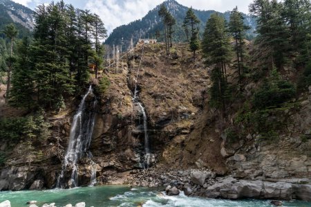 Téléchargez les photos : Vue panoramique de la petite cascade en forêt le jour - en image libre de droit