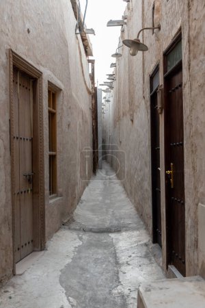 Foto de Calle estrecha de la ciudad de Doha, Qatar - Imagen libre de derechos