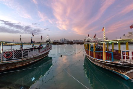 Téléchargez les photos : Doha bateaux à passagers amarrés pour servir les gens du Qatar - en image libre de droit