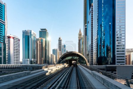 Foto de Emiratos Árabes Unidos. Estación de metro de Dubái y modernos edificios de cristal - Imagen libre de derechos