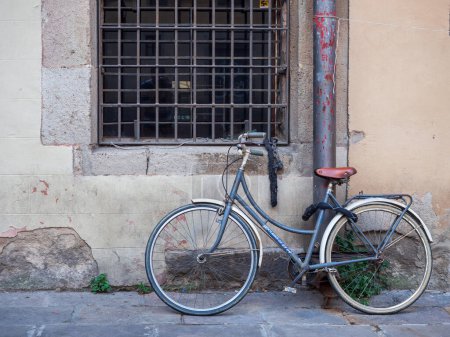Téléchargez les photos : Vélo vintage garé au mur de la vieille maison de construction avec des fissures - en image libre de droit