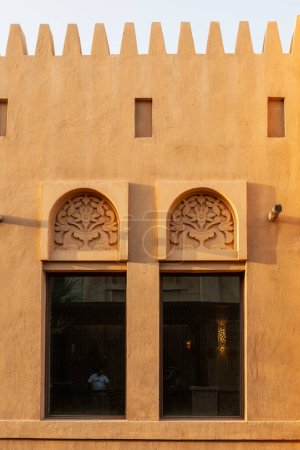 Téléchargez les photos : Façade de maison de style arabe traditionnel avec fenêtres - en image libre de droit