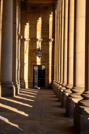 Foto de Los pilares de efecto mármol agregaron estilo a la arquitectura clásica Townhall en Leeds, Reino Unido - Imagen libre de derechos