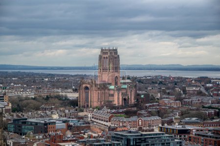 Téléchargez les photos : Un point de repère impressionnant sur la skyline de Liverpool avec River Mersey, Royaume-Uni - en image libre de droit