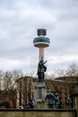 Téléchargez les photos : Célèbres monuments commémoratifs au St Johns Garden à Liverpool Royaume-Uni - en image libre de droit