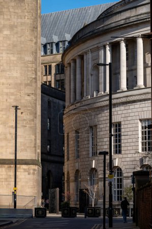 Téléchargez les photos : Bâtiment courbé de la bibliothèque centrale de Manchester au Royaume-Uni - en image libre de droit