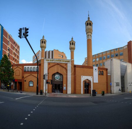 Téléchargez les photos : Plan grand angle de la mosquée sur la rue de l'est de Londres - en image libre de droit