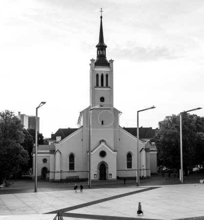 Foto de Foto en blanco y negro de la iglesia de San Juan en Tallin, Estonia. - Imagen libre de derechos