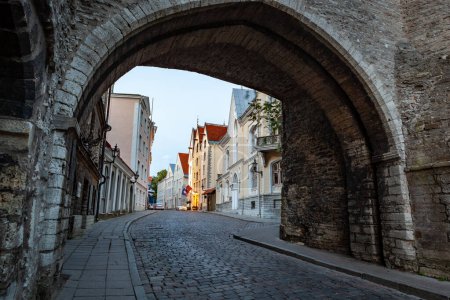 Foto de Vista de la ciudad con arco viejo en Tallin, Estonia. - Imagen libre de derechos