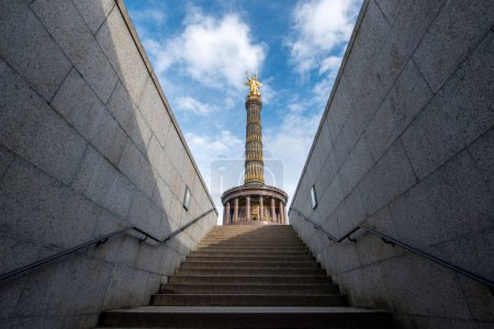 Foto de La Siegessaeule de Berlín (Columna de la Victoria) en el parque Tiergarten, vista en Alemania - Imagen libre de derechos