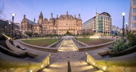 Foto de Los Jardines de la Paz son una plaza del centro de la ciudad en Sheffield, Inglaterra. Fue creado como parte del proyecto Corazón de la Ciudad por el Ayuntamiento de Sheffield. - Imagen libre de derechos