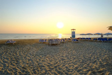 Foto de Salida del sol en la playa de arena. Línea costera, línea horizontal, fondo natural. Salida del sol - Imagen libre de derechos