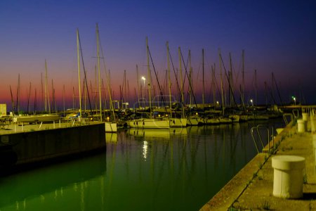 Foto de Vista del puerto de Senigallia, Italia en la puesta del sol sobre los yates y barcos. Vista urbana. postal de la ciudad - Imagen libre de derechos