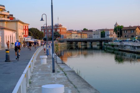 Foto de Junio 2022 Senigallia, Italia: Vista del canal y el puente durante la puesta de sol sobre la línea de la ciudad. Vista urbana. postal de la ciudad - Imagen libre de derechos