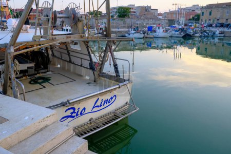 Foto de Julio 2022 Senigallia, Italia: Barcos en el puerto durante el amanecer. Senigallia marina a través de edificios. Canal en Senigallia - Imagen libre de derechos