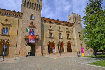 Foto de Edificio de teatro Giuseppe Verdi con una torre en Busseto, Italia. Plaza de Giuseppe Verdi - Imagen libre de derechos