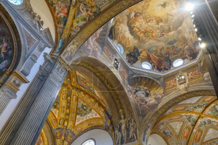 Téléchargez les photos : Le plafond de la cathédrale Santa Maria Assunta, Duomo di Parma. Intérieur du Duomo de Parme, Italie - en image libre de droit