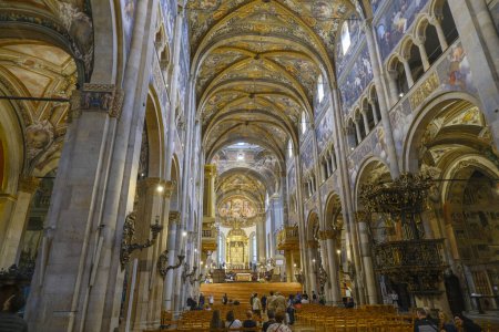 Téléchargez les photos : Mai 2023 Parme, Italie : intérieur de la cathédrale Santa Maria Assunta, Duomo di Parma - en image libre de droit