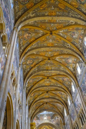 Foto de Mayo 2023 Parma, Italia: El techo de la Catedral de Santa Maria Assunta, Duomo di Parma. Interior del Duomo de Parma, Italia - Imagen libre de derechos